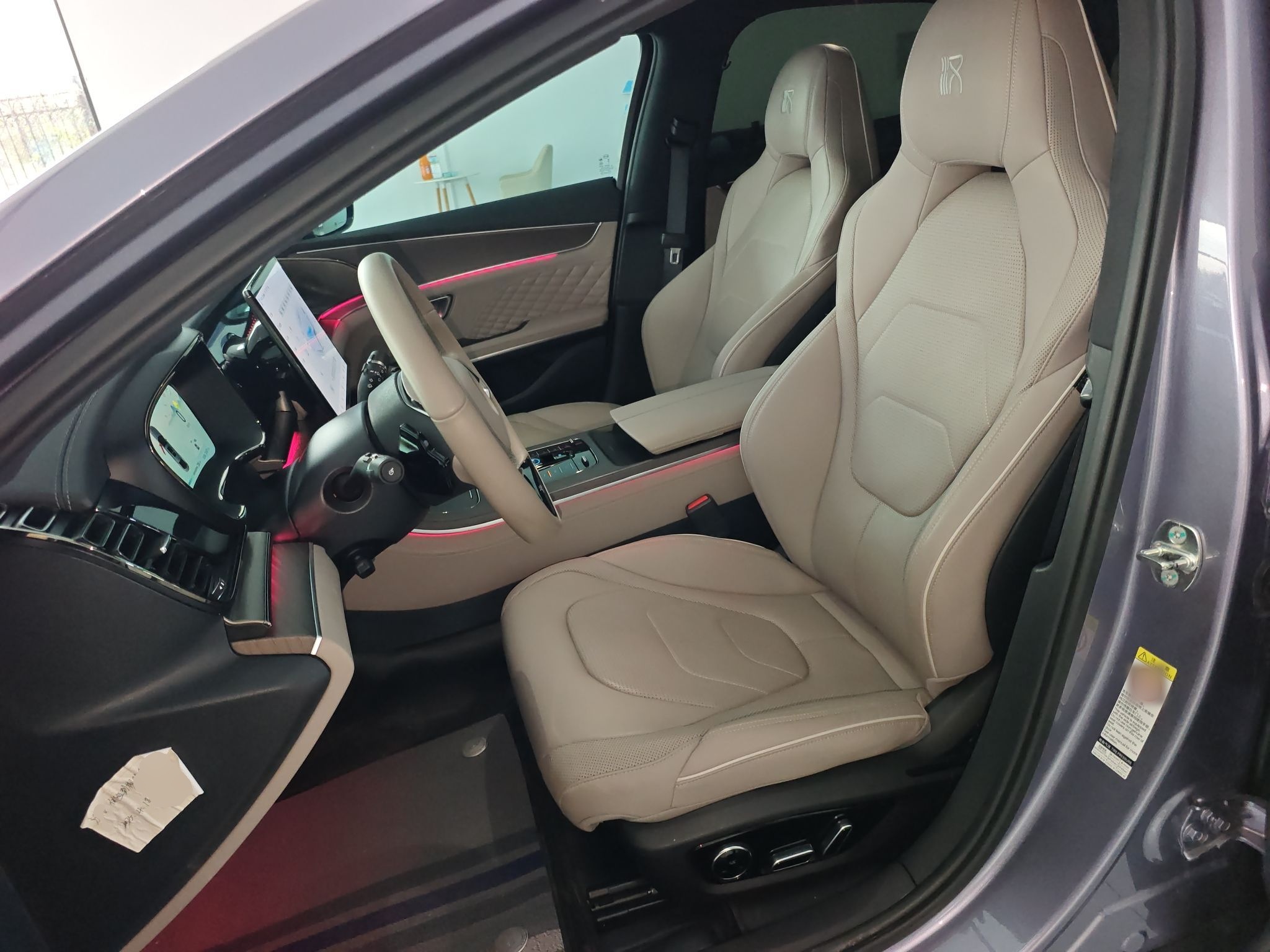 المقاعد الأمامية داخل السيارة