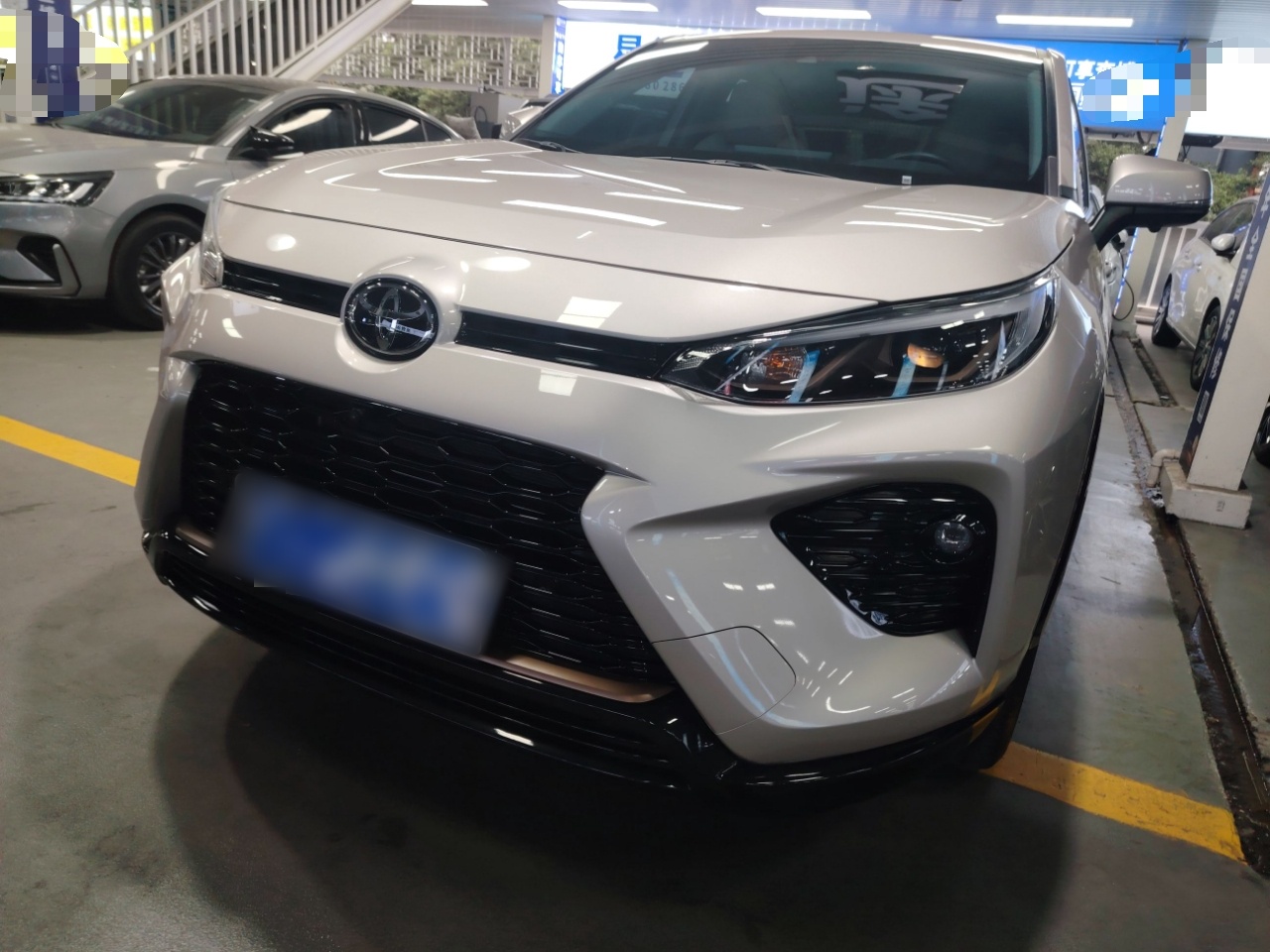 تحت مقدمة السيارة