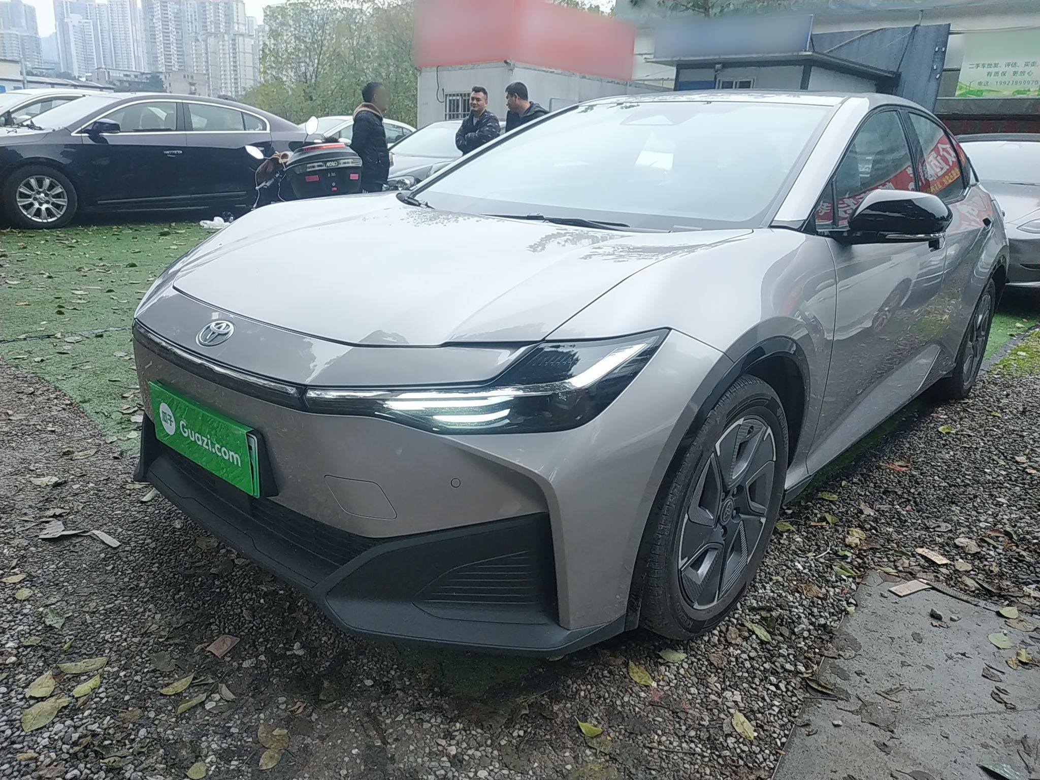 تحت مقدمة السيارة