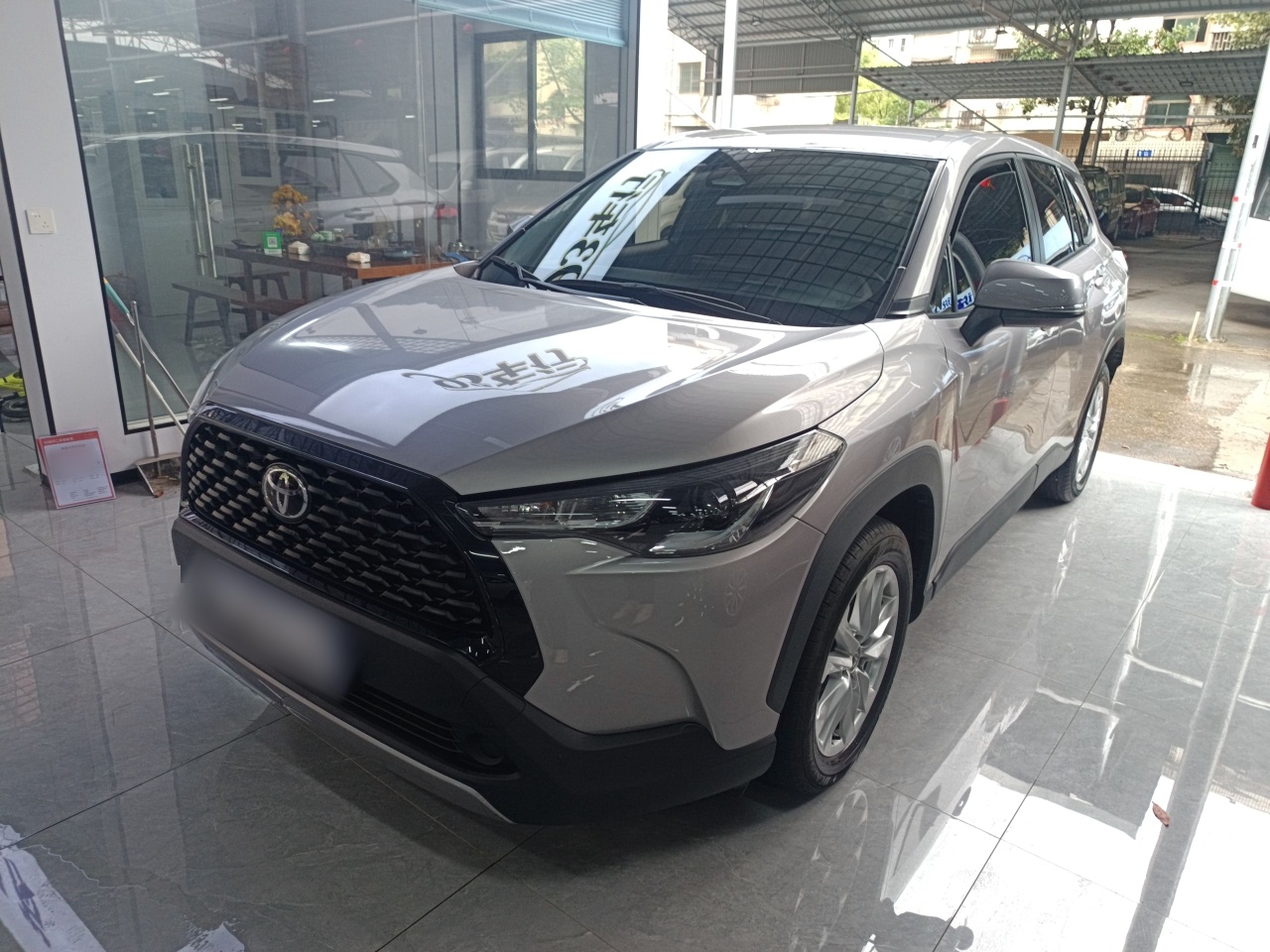 تحت مقدمة السيارة