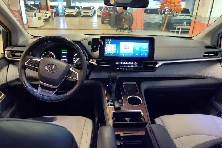 Used Toyota Granvia 2023 2.5L Hybrid Comfort Edition
