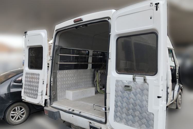 Used Iveco Daily 2020 2.5T A35 Passenger Van Single-Tire Mid-Roof Design 5-9 Seats China V Emission Standard
