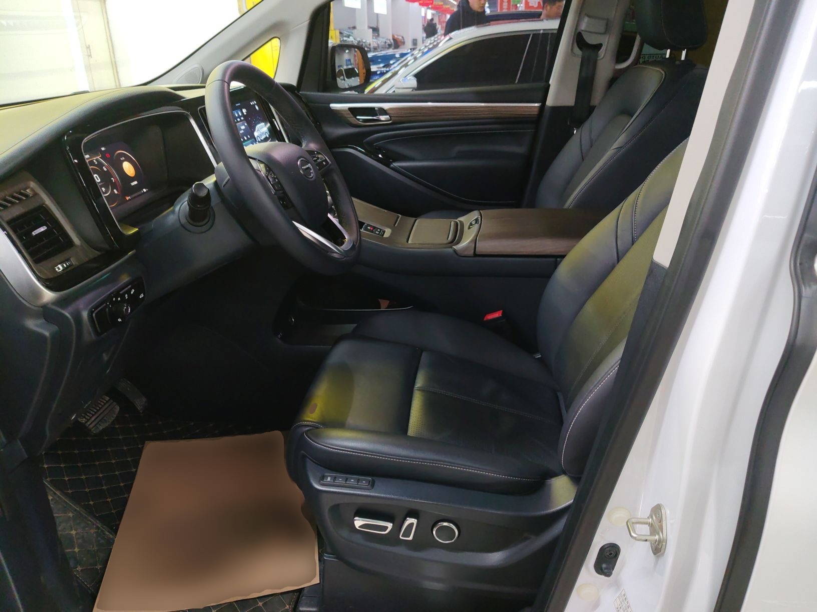 Переднее сиденье в автомобиле