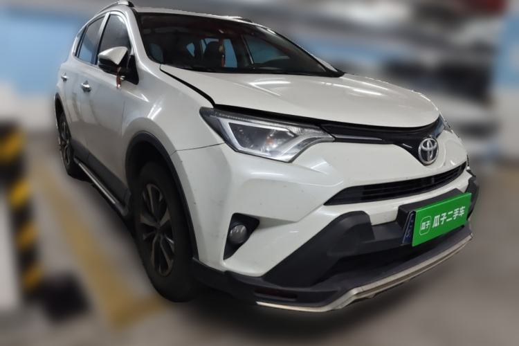 Used Toyota RAV4 2016 2.0L CVT Two-Wheel Drive Fashion Edition China V Standard Front Right 45 Deg