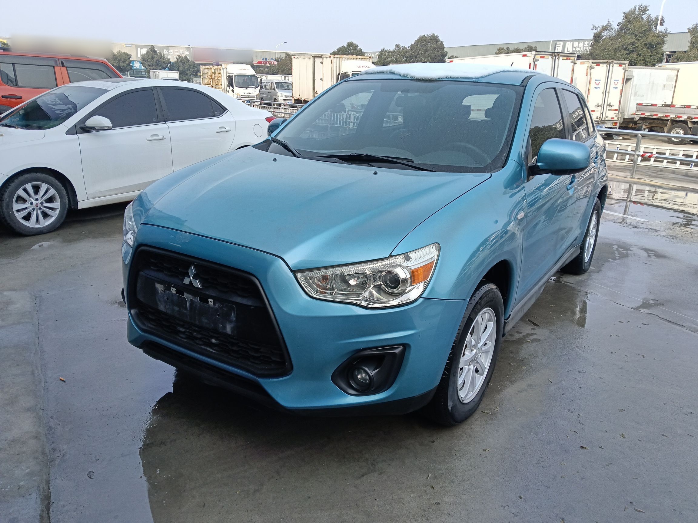 تحت مقدمة السيارة