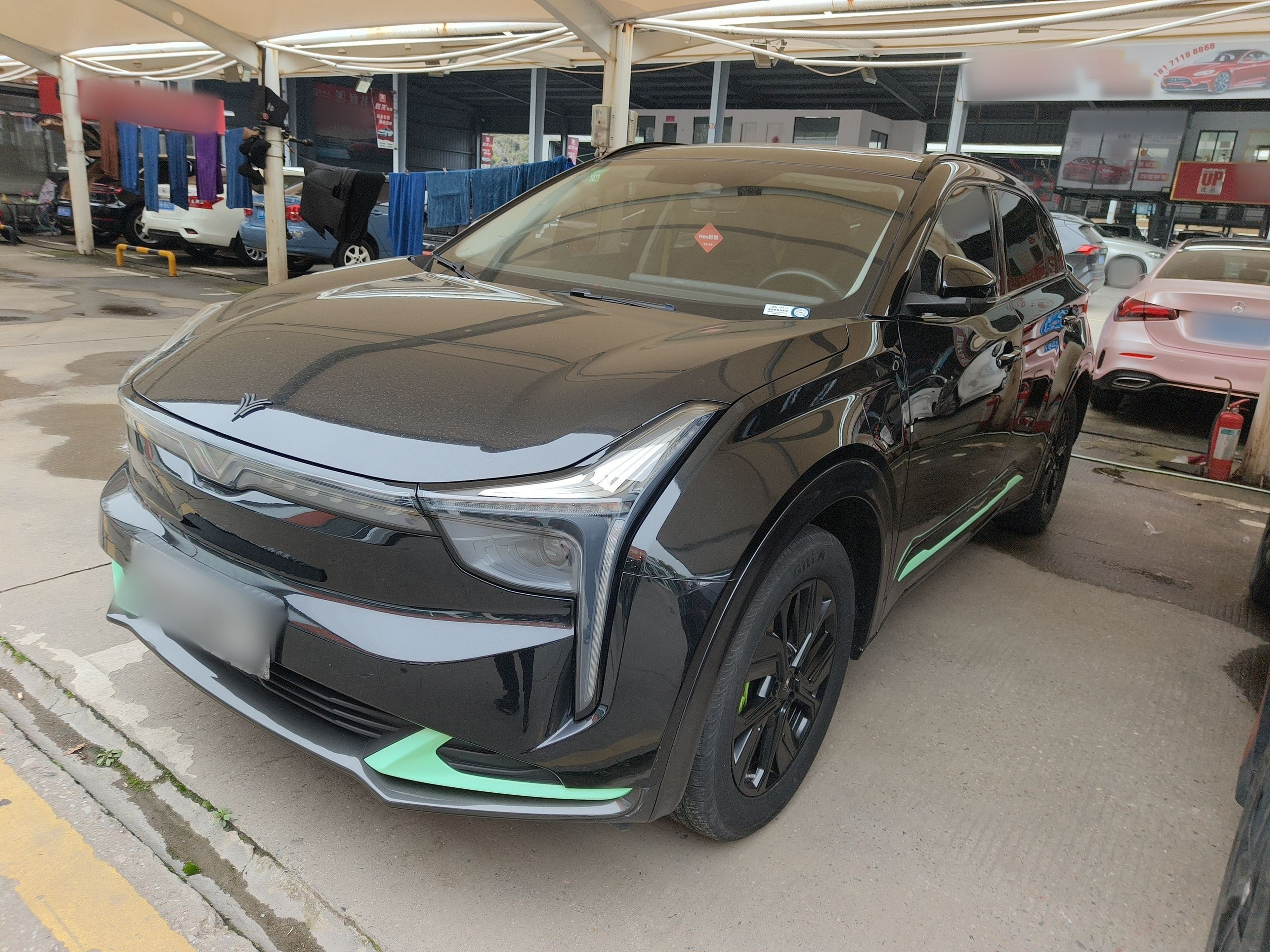 Под передней частью автомобиля