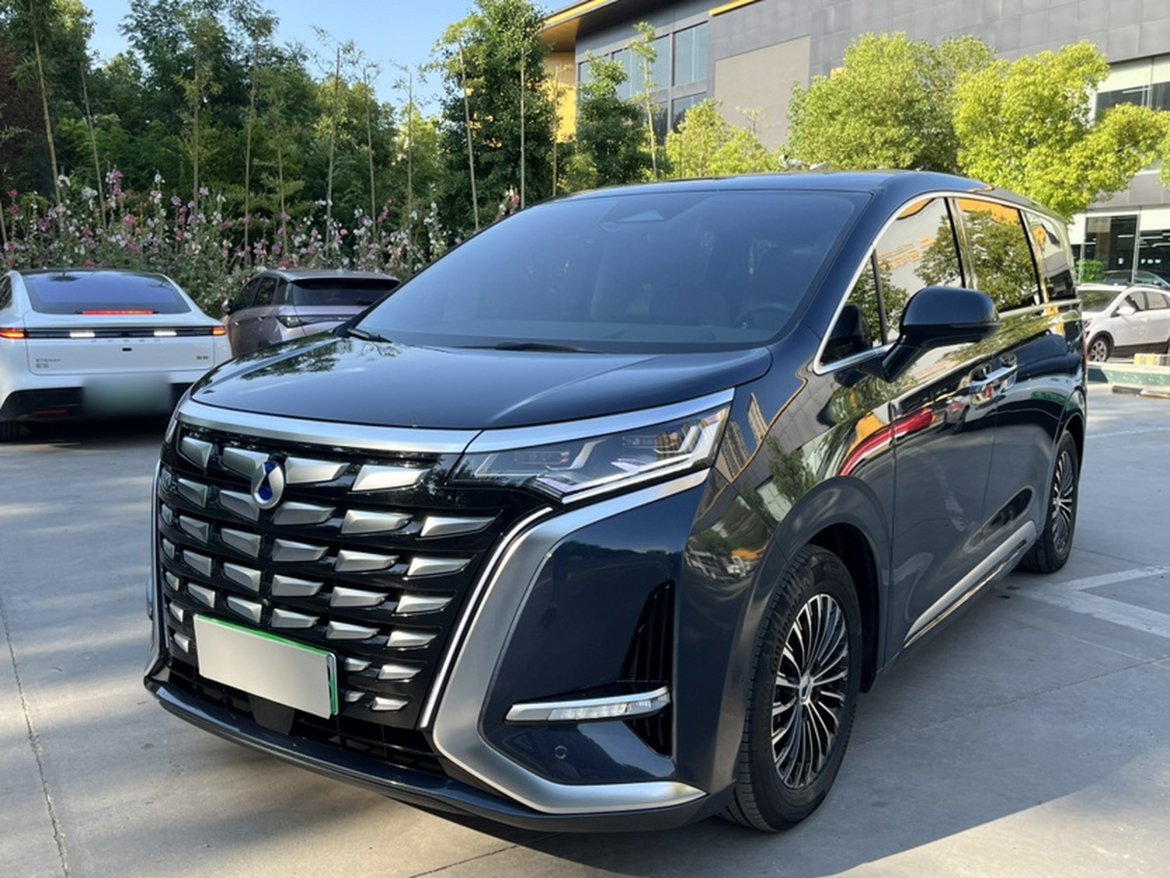 Под передней частью автомобиля