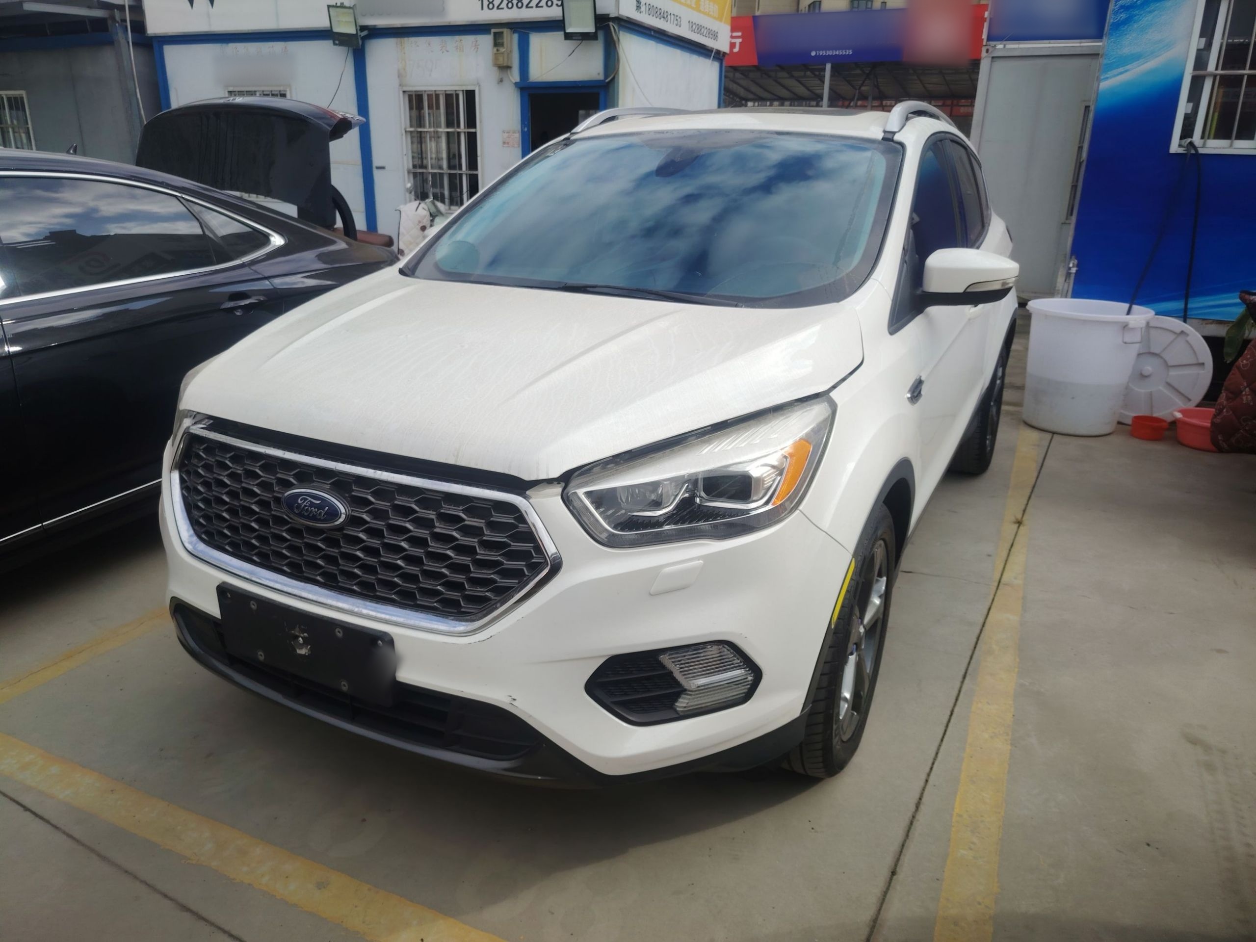 تحت مقدمة السيارة