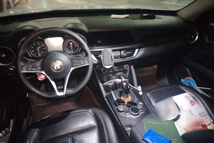 Used Alfa Romeo Stelvio 2017 2.0T 200HP Luxury Edition Center Console