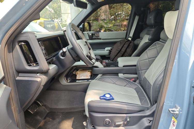 Used Formula Leopard 5 2023 Navigator Edition Left Front Seat