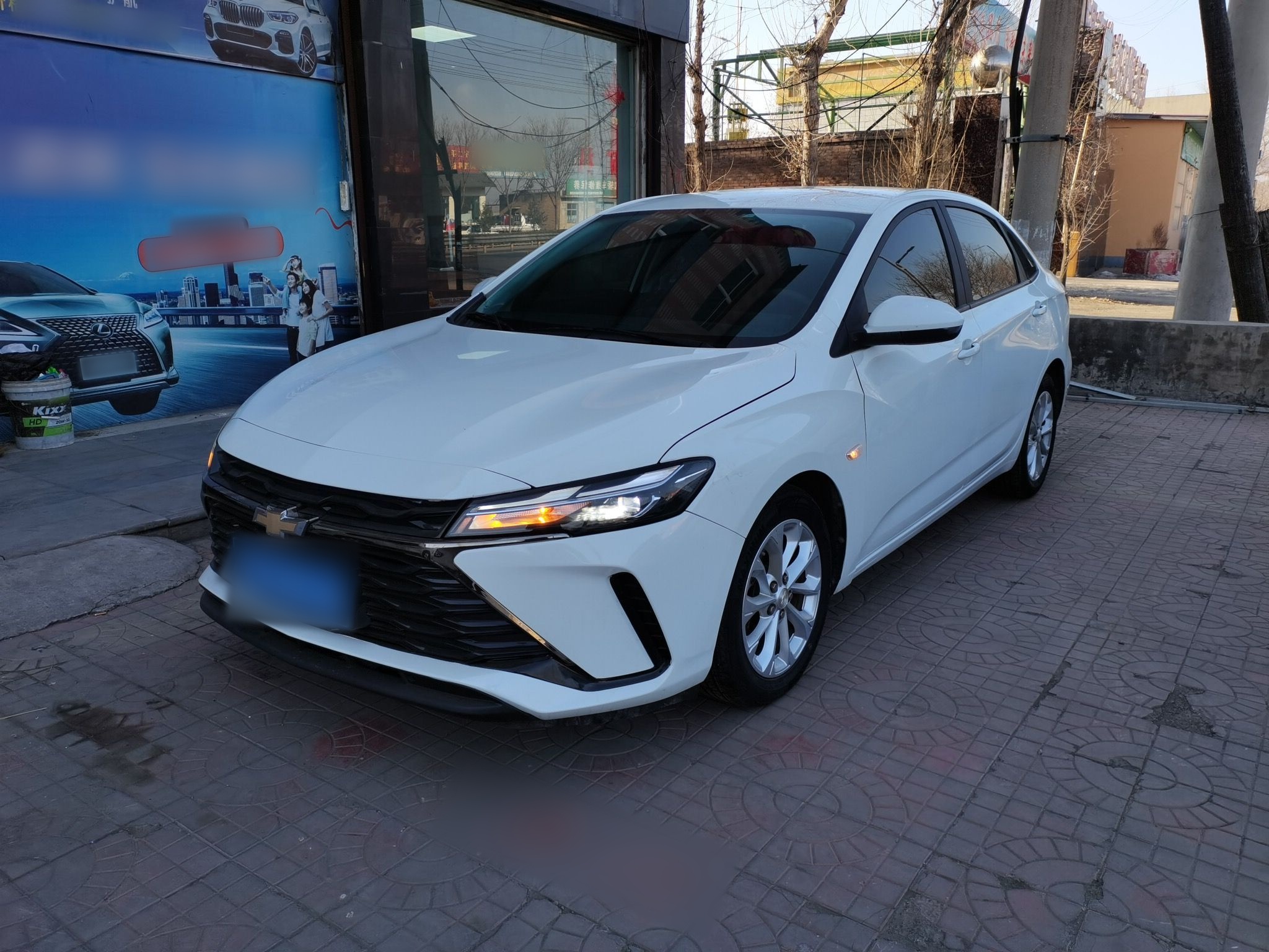 Под передней частью автомобиля