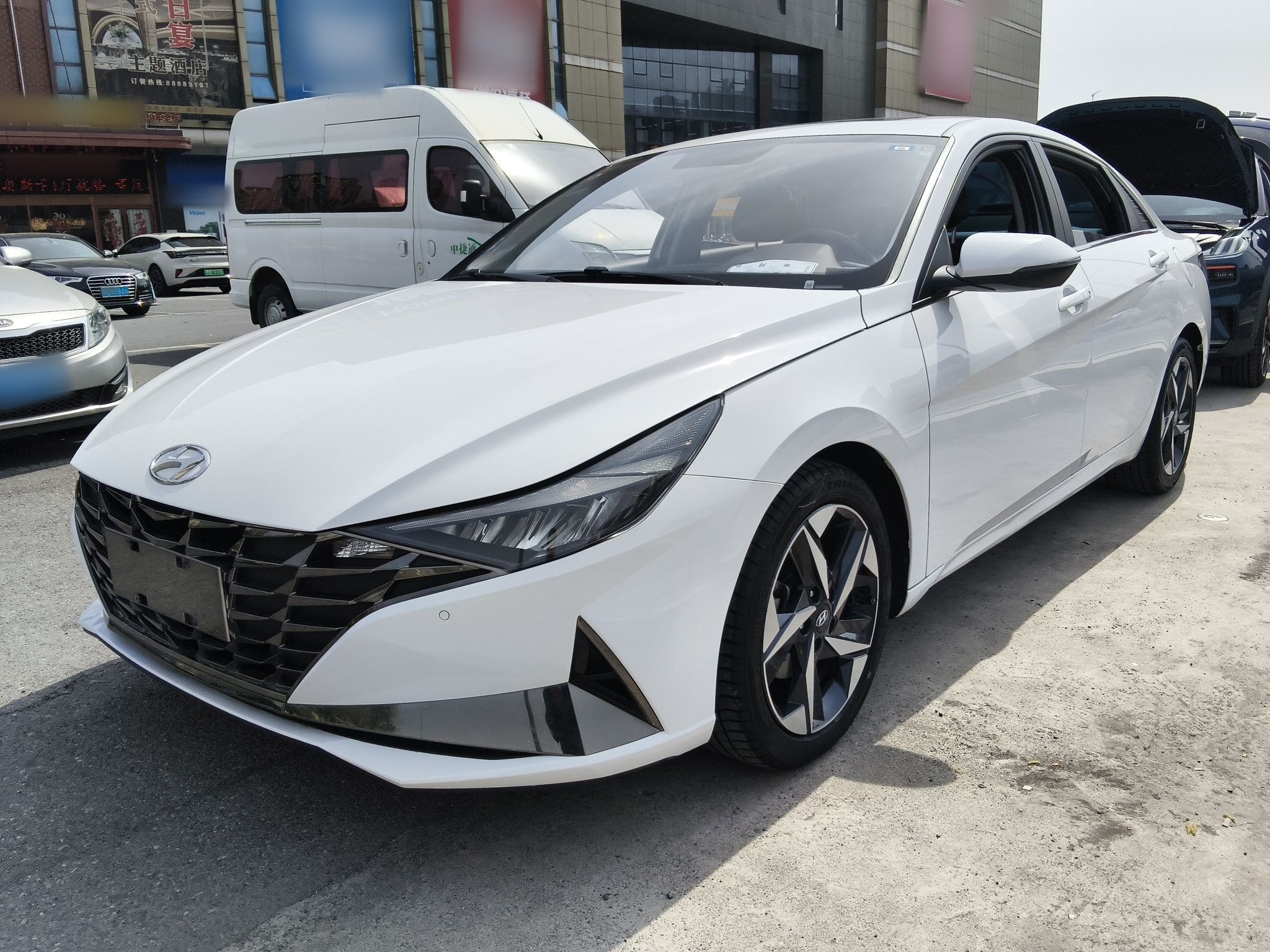 تحت مقدمة السيارة