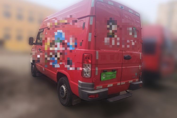 Used Iveco Daily 2021 2.8T V35 VAN厢式 van 3-seater short wheelbase mid-roof design single-tire manual doors