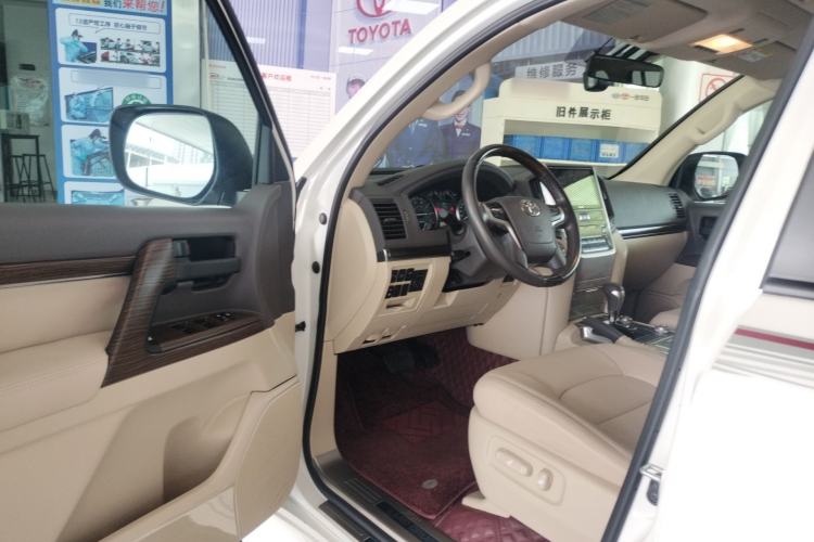 Used Toyota Land Cruiser  Interior 3