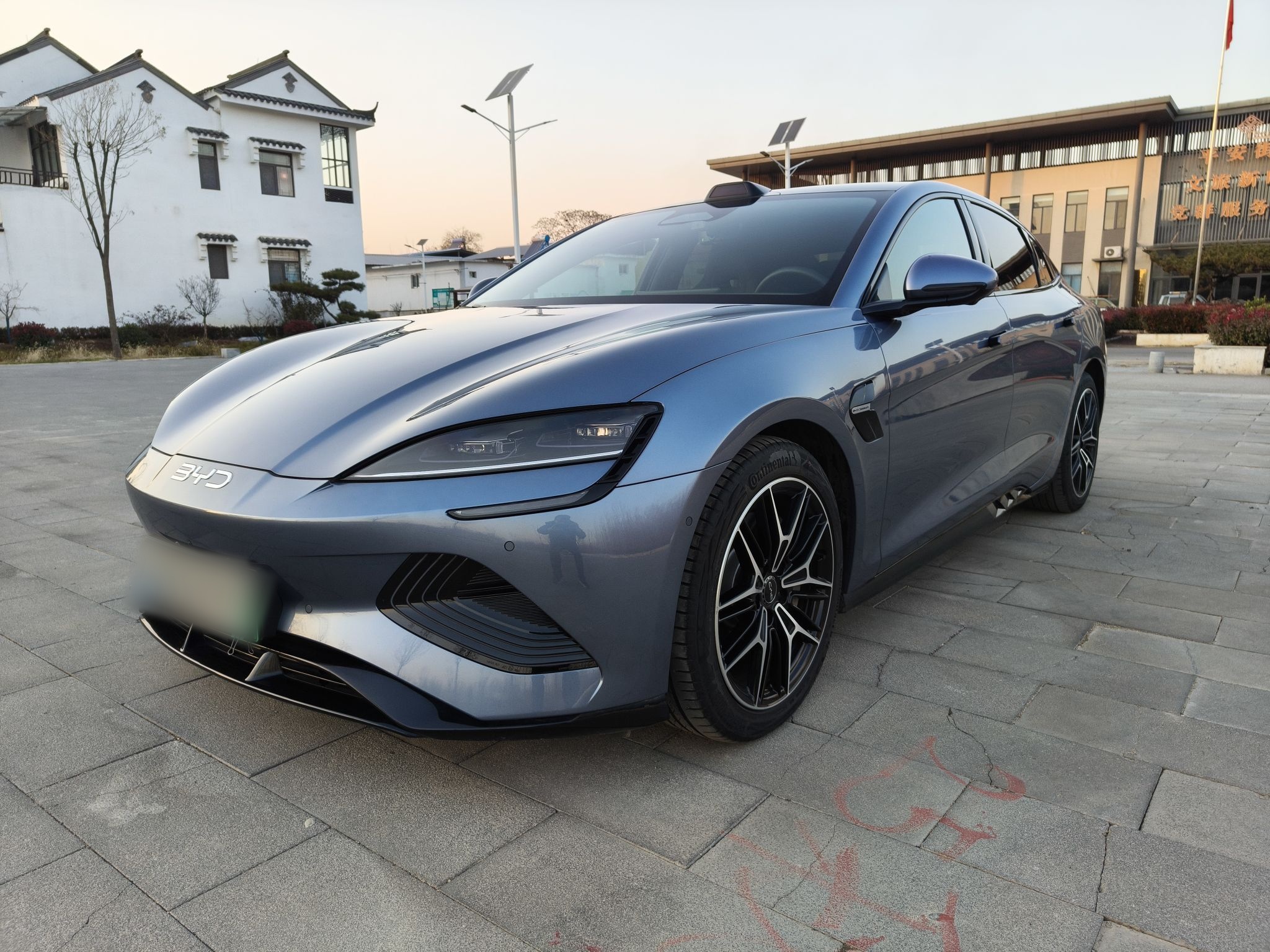 Под передней частью автомобиля