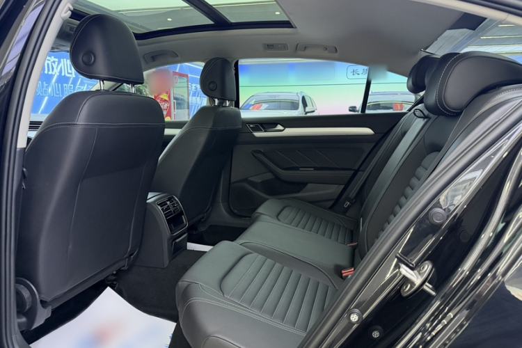 Used Volkswagen Magotan 2023 2 Million Units Limited-Edition 280TSI DSG Comfort Version Interior 3