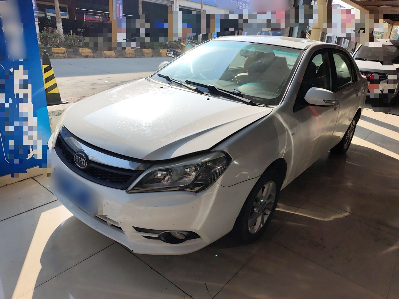 تحت مقدمة السيارة