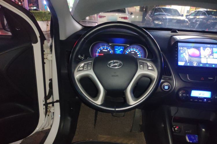 Used Hyundai ix35 2015 2.0L Automatic 2WD Smart Version China V Standard Steering Wheel
