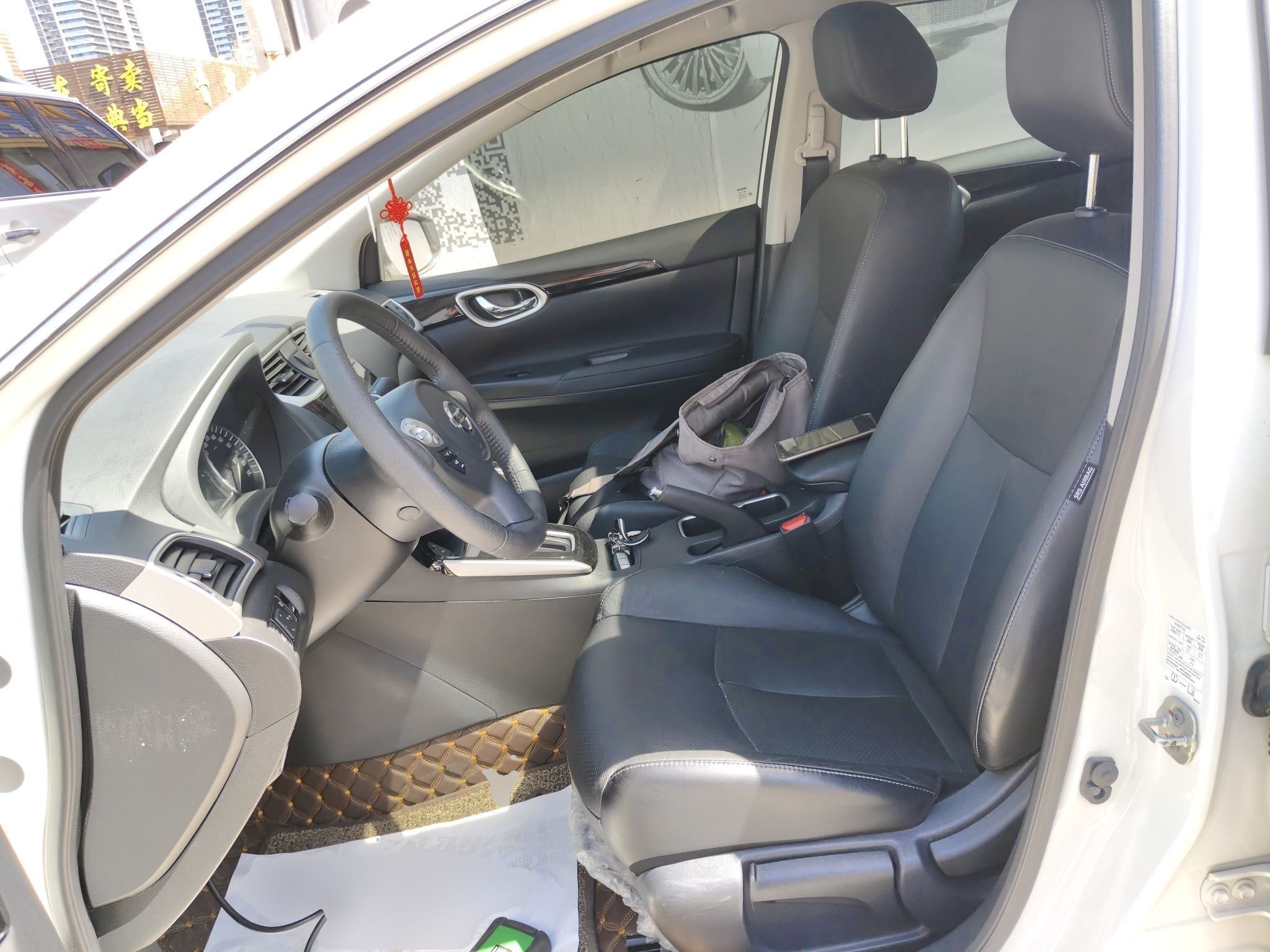 المقاعد الأمامية داخل السيارة