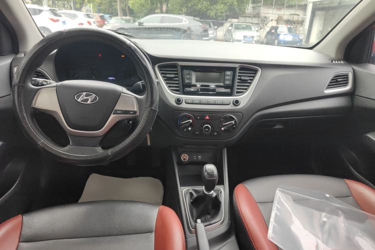 Used Hyundai Verna (new generation) 2016 1.4L Manual Cool Edition GLS Center Console
