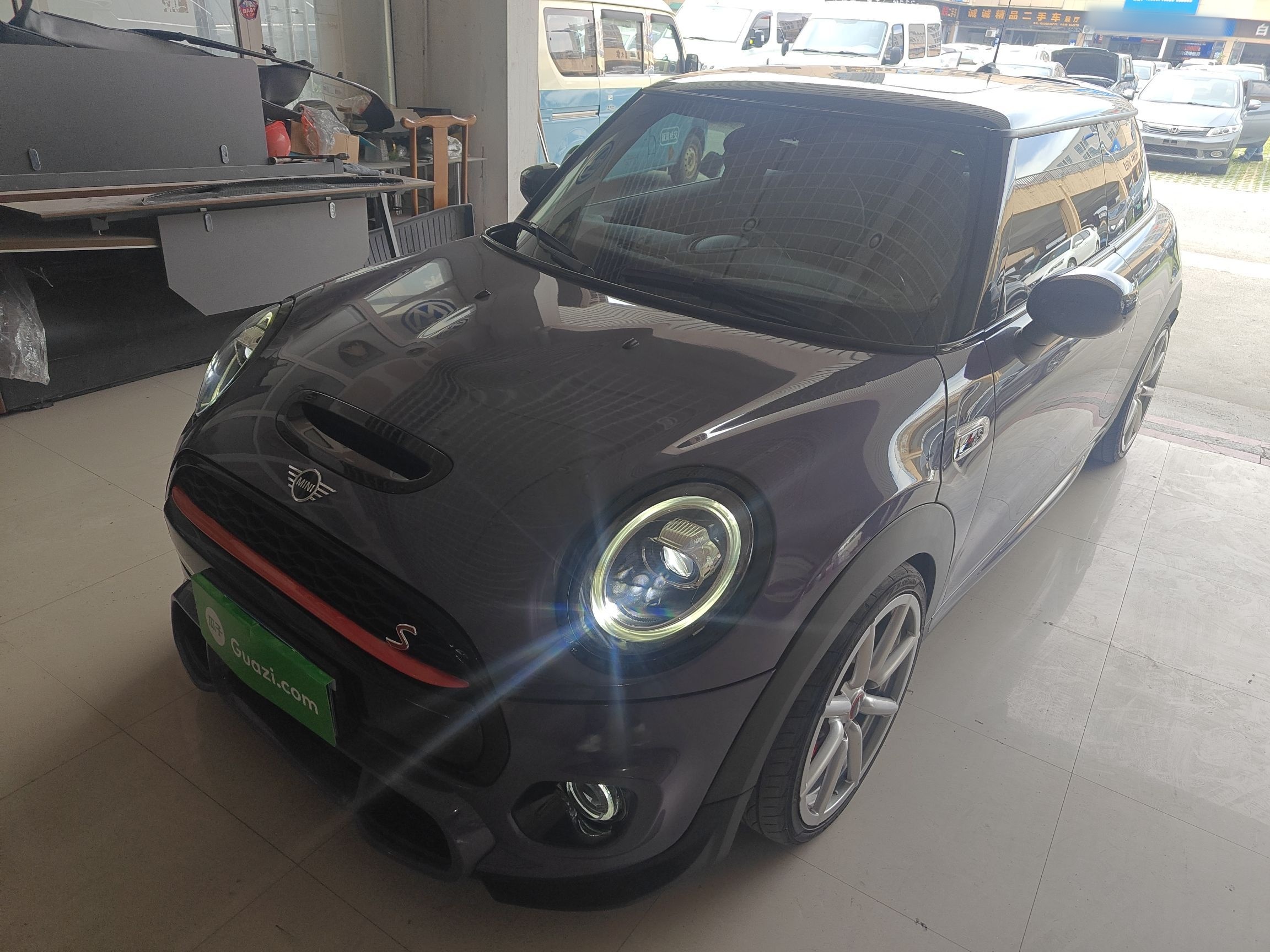 تحت مقدمة السيارة