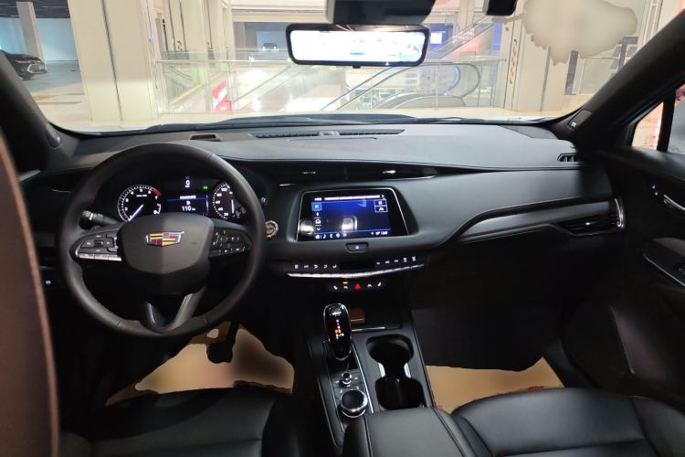 Used Cadillac XT4 2022 28T Two-Wheel-Drive Luxury Version Center Console