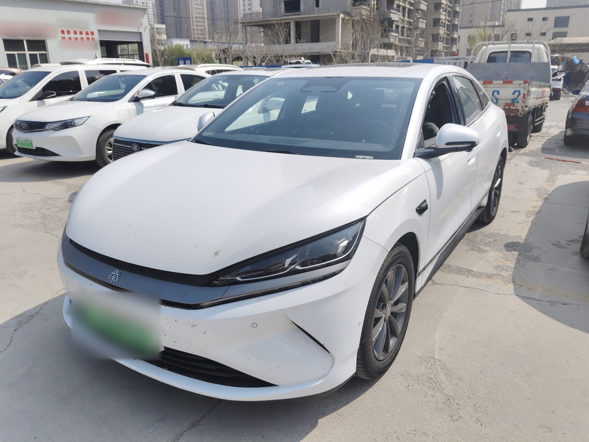 Под передней частью автомобиля