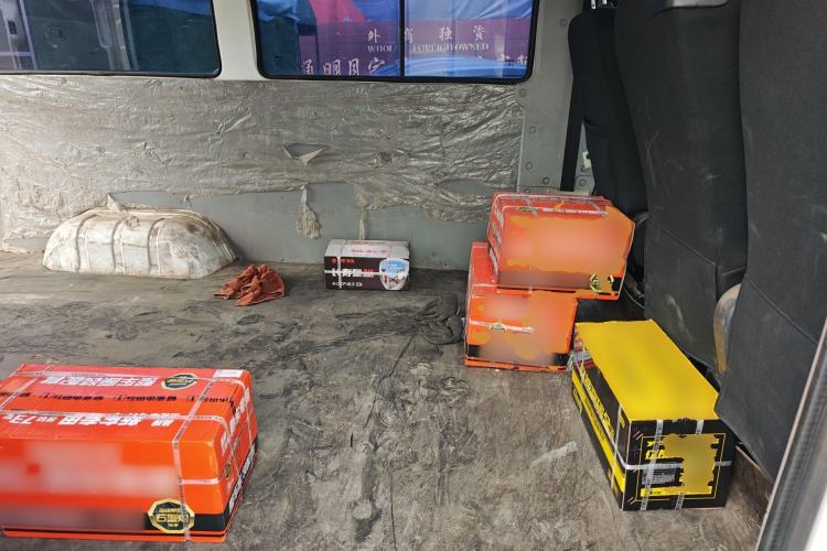 Used Iveco Daily 2023 2.5T A35M1 Short Wheelbase Low-Roof Single-Tire Side-Sliding Door 5-9 Seater Left Rear Seat