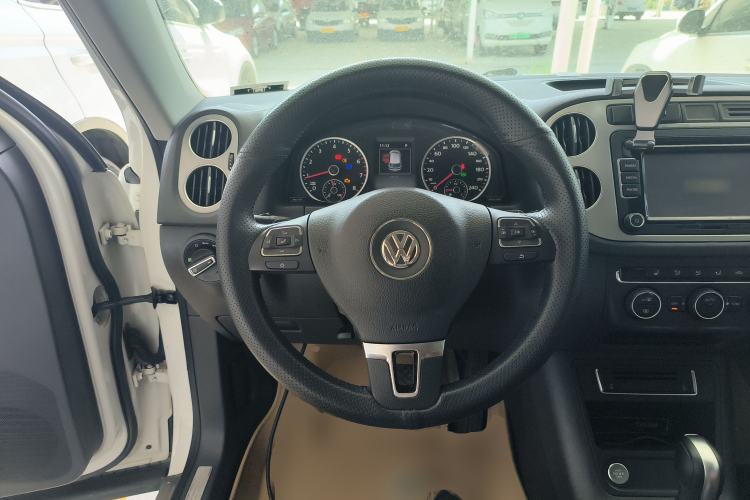 Used Volkswagen Tiguan 2015 2.0 TSI Automatic All-Wheel Drive Luxury Edition Steering Wheel