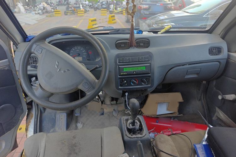 Used Wuling Zhiguang 2010 1.0L New Version Practical Short-Body L2Y Center Console