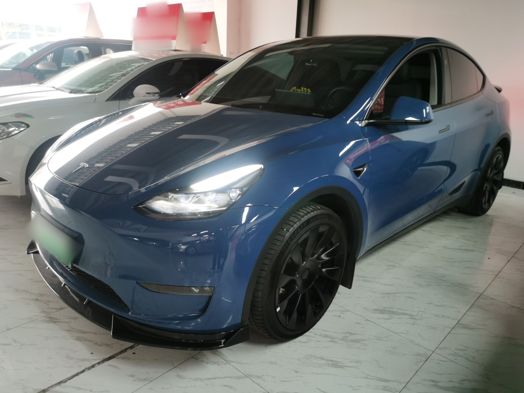 تحت مقدمة السيارة