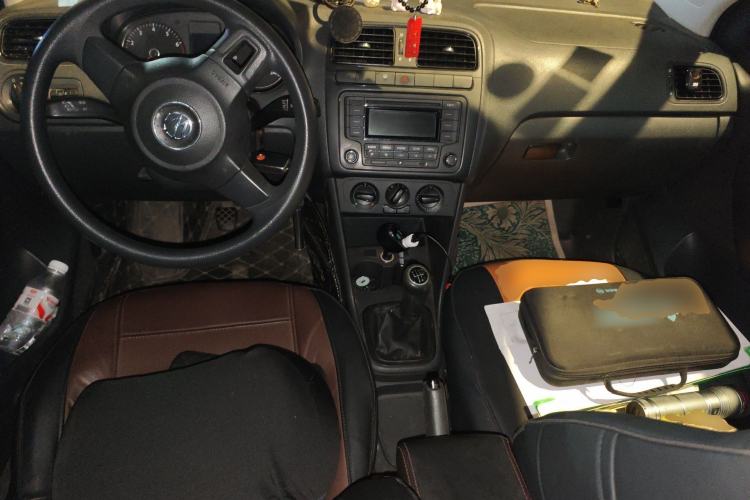 Used Volkswagen Polo 2011 1.4L Manual ZhiLe Edition Center Console