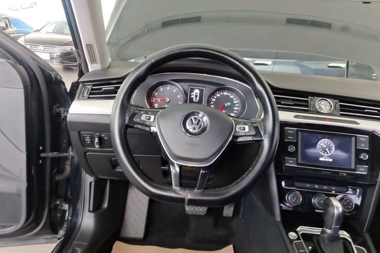 Used Volkswagen Magotan 2019 330TSI DSG Leading Edition China V Standard Steering Wheel