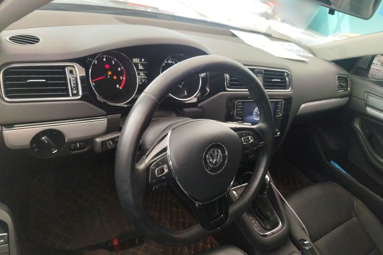 Used Volkswagen Sagitar 2017 1.6L Automatic Comfort Model Center Console