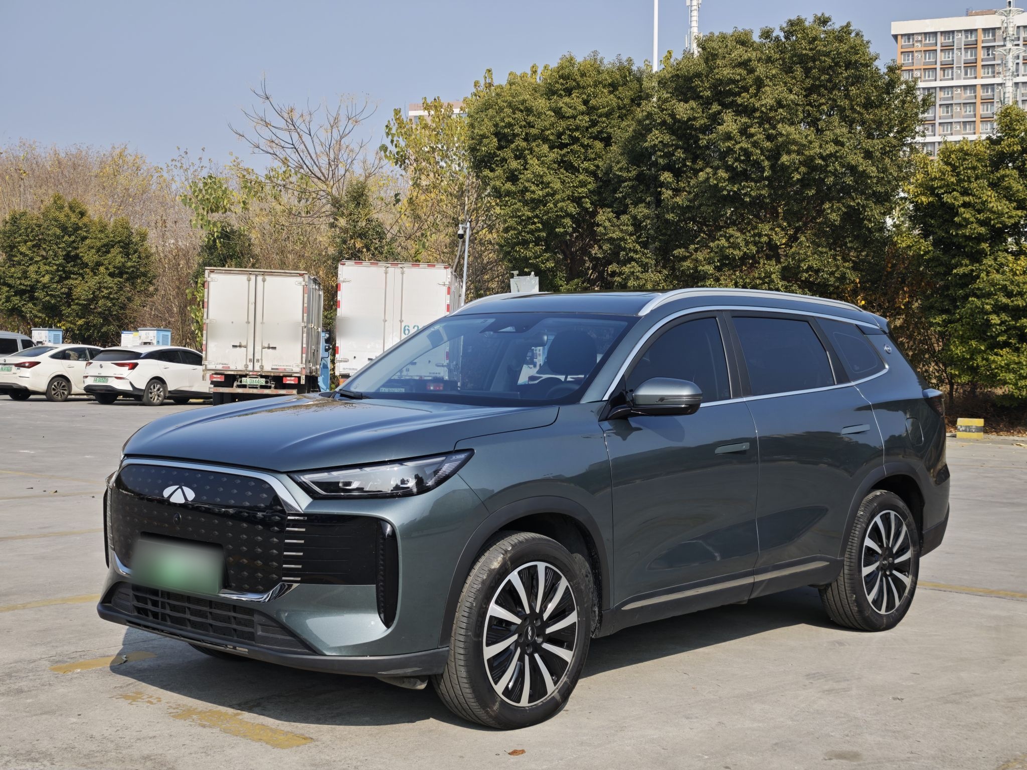 تحت مقدمة السيارة