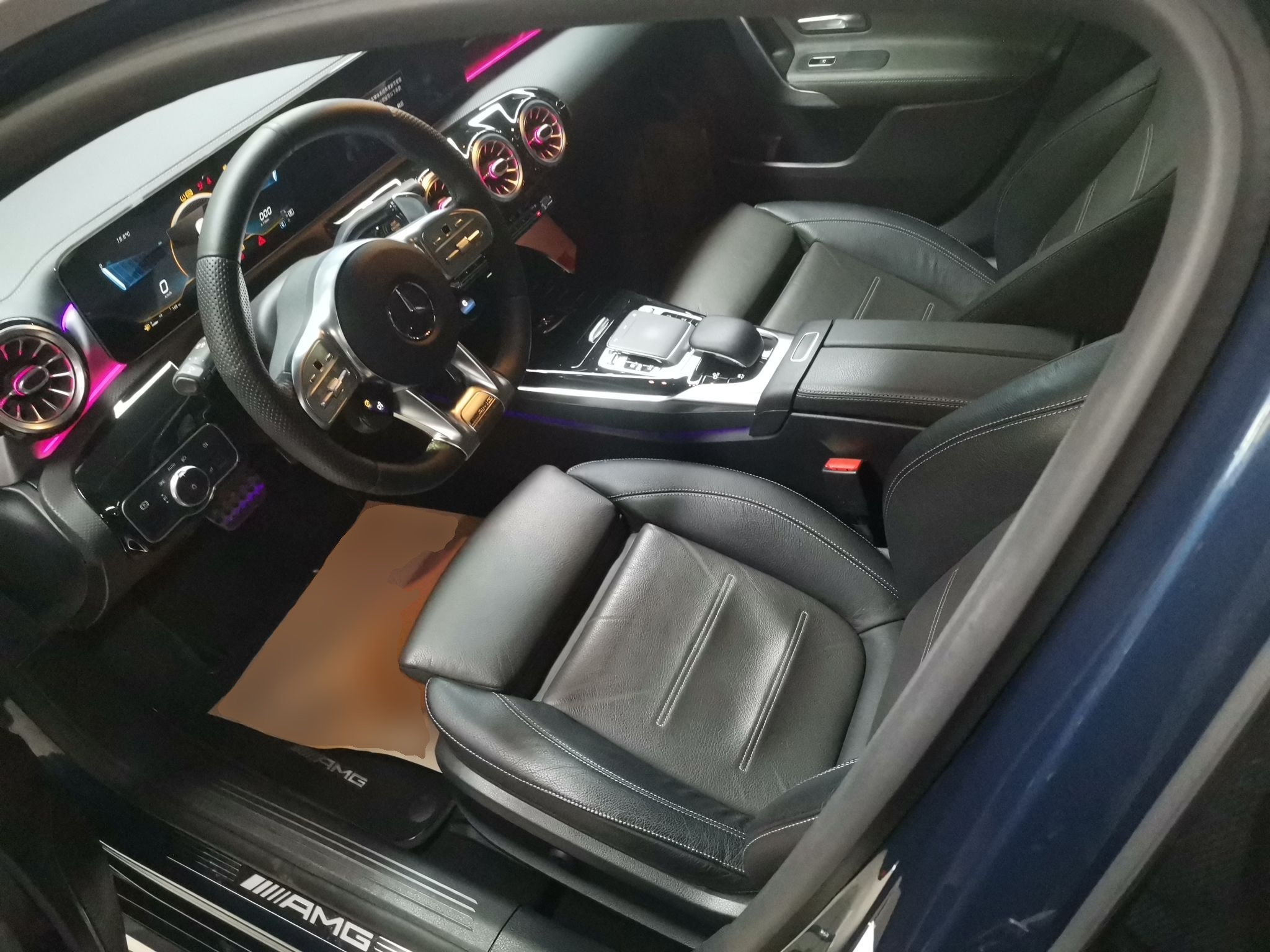 Переднее сиденье в автомобиле