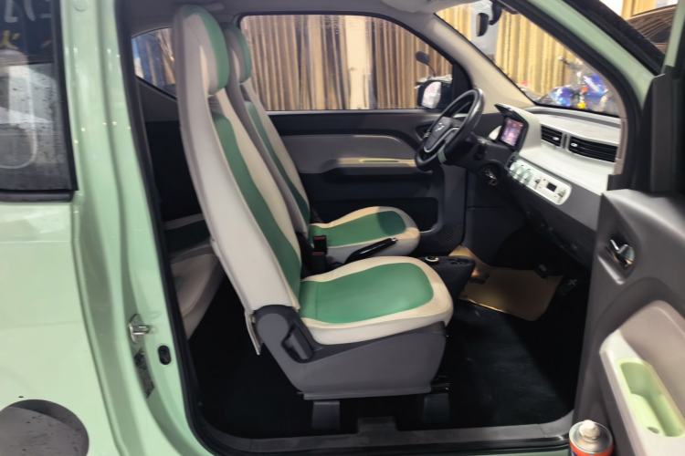 Used Wuling Hongguang MINIEV 2021 Macaron Sandwich Model 170 km Lithium Iron Phosphate Right Front Seat