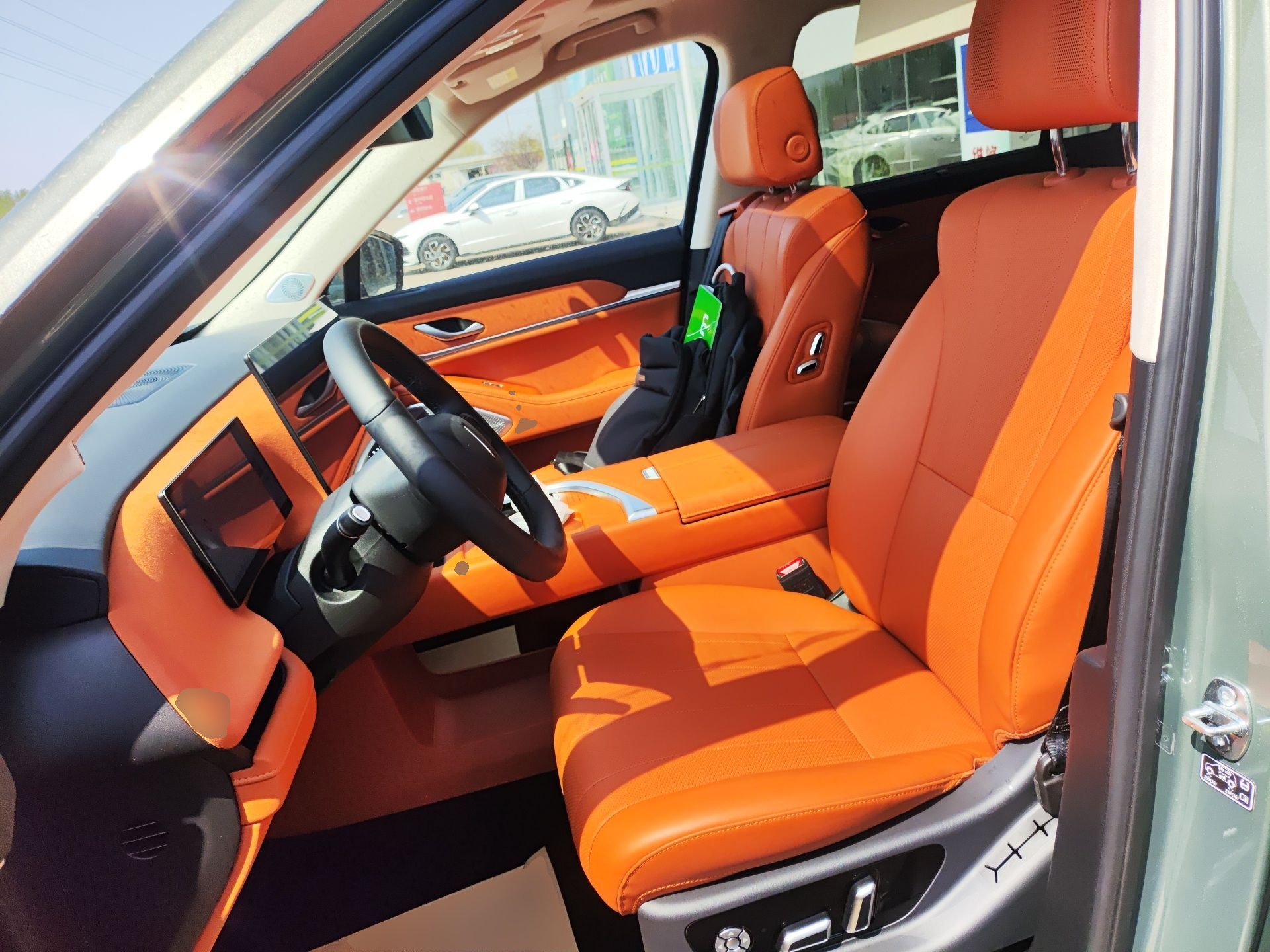 المقاعد الأمامية داخل السيارة