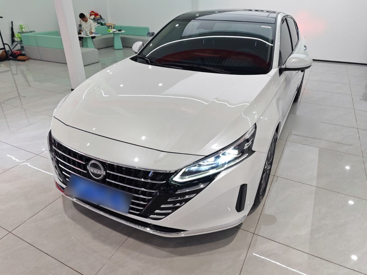 تحت مقدمة السيارة