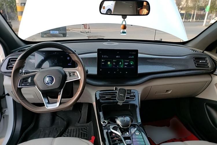 Used BYD Qin PLUS 2024 HONOR Edition DM-i 55KM Leading Model Center Console
