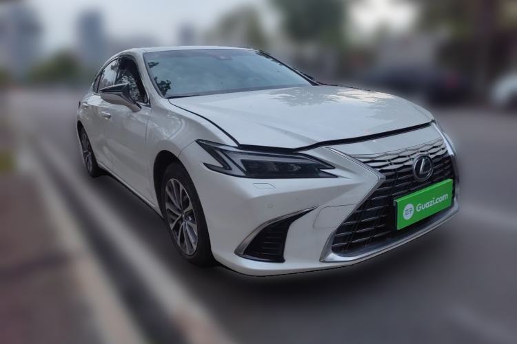 Used Lexus ES 2025 200 Premium Edition Front Right 45 Deg