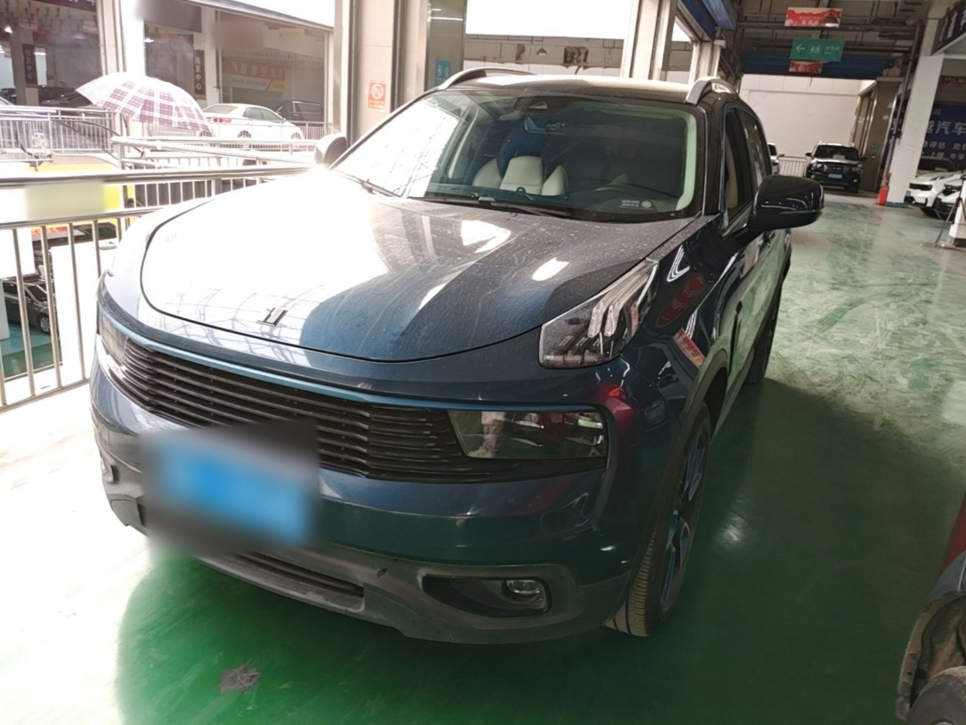 تحت مقدمة السيارة