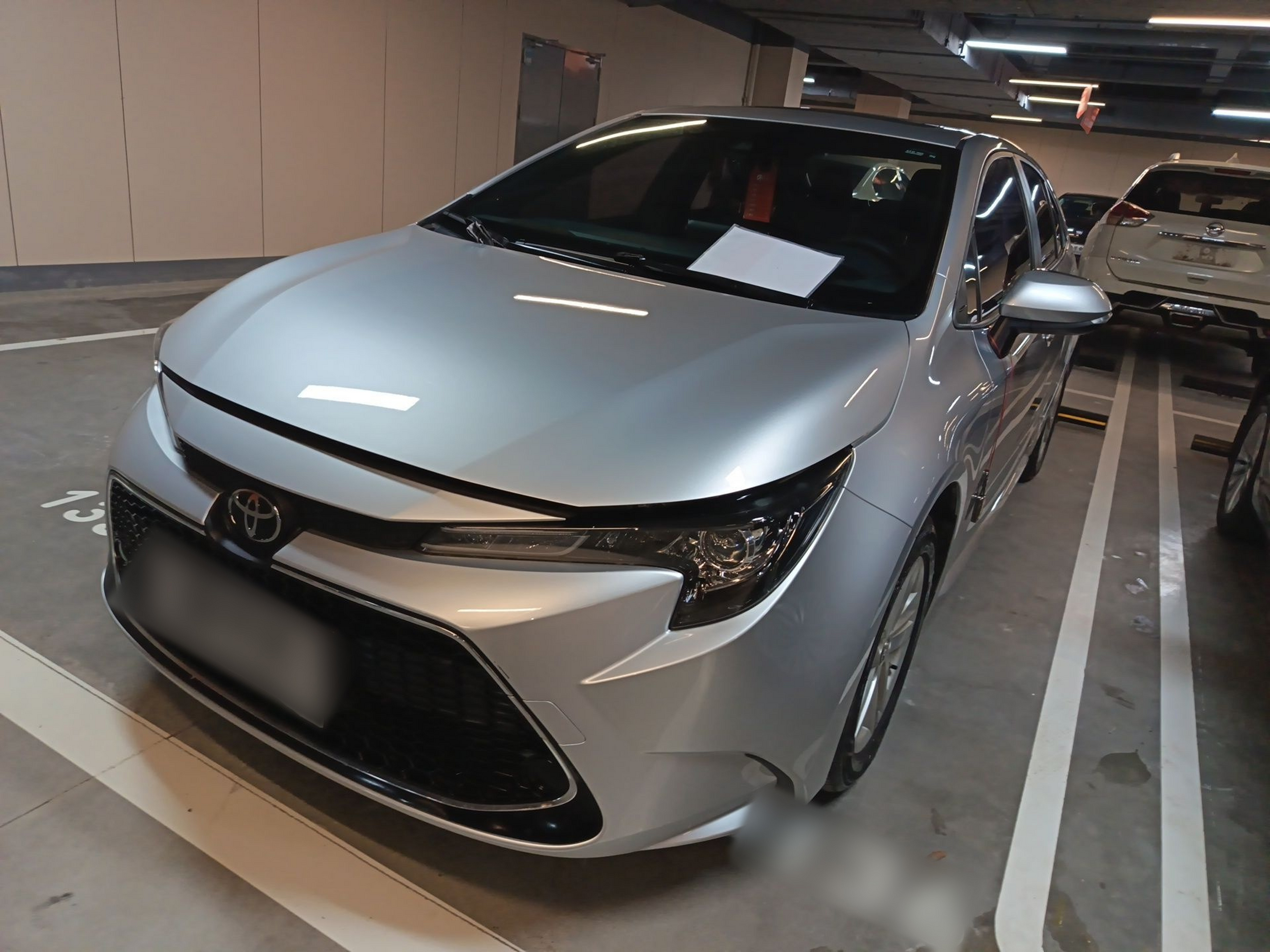 تحت مقدمة السيارة