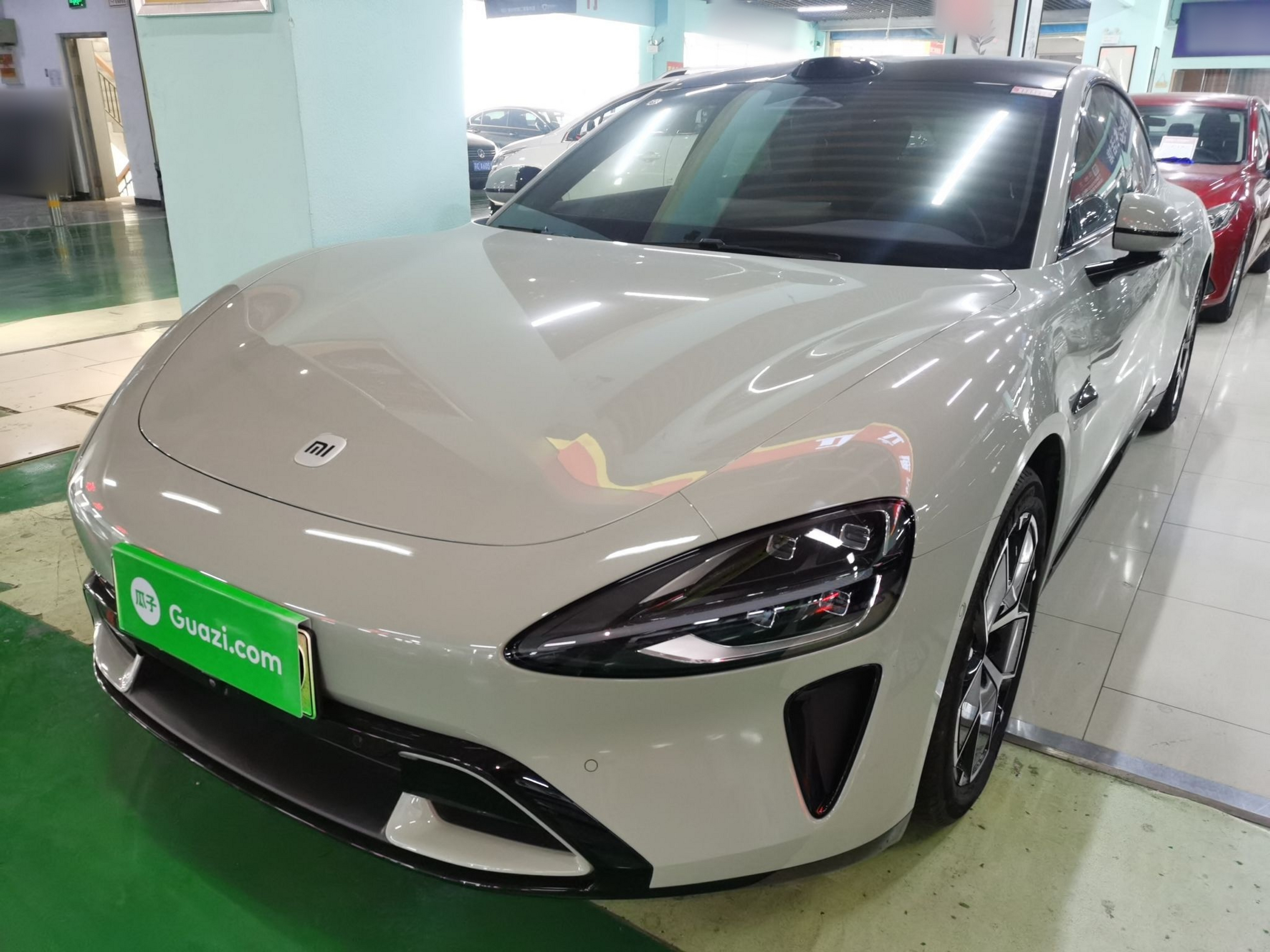 تحت مقدمة السيارة