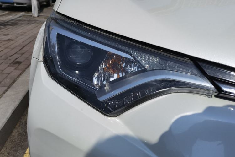 Used Toyota RAV4 2019 2.0L CVT Two-Wheel Drive Luxury Version China VI Standard Right Front Headlight