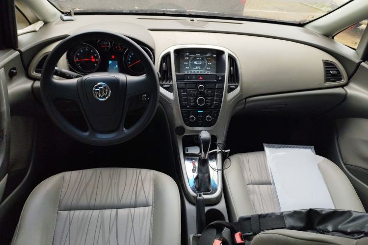 Used Buick GT 2014 XT 1.6L Automatic Comfort Edition Center Console