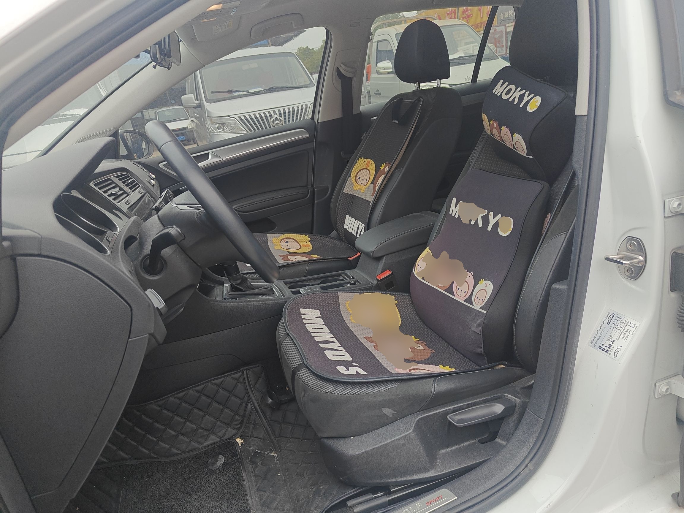 Переднее сиденье в автомобиле