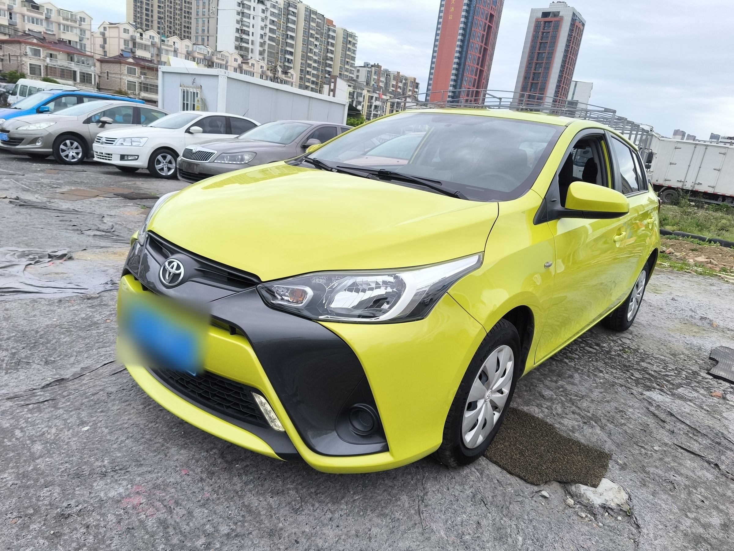 تحت مقدمة السيارة