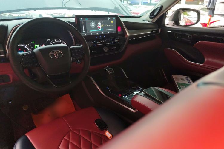 Used Toyota Highlander 2022 Dual-Engine 2.5L 4x4 Elite Edition 7-Seater Center Console