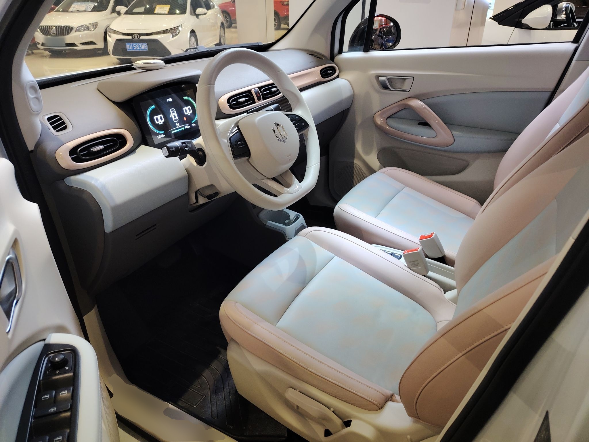 المقاعد الأمامية داخل السيارة